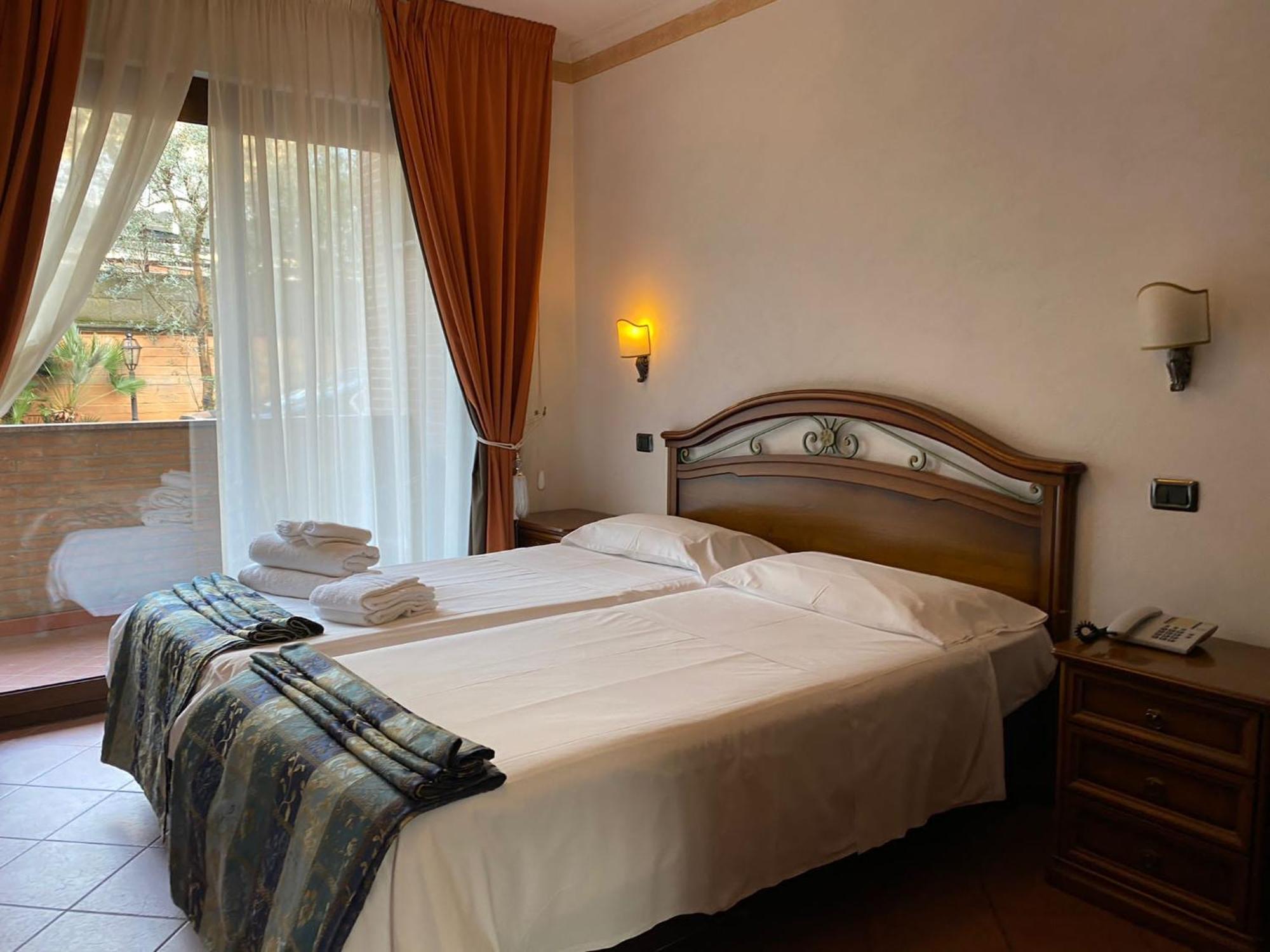 Hotel Euro House Airport 4*