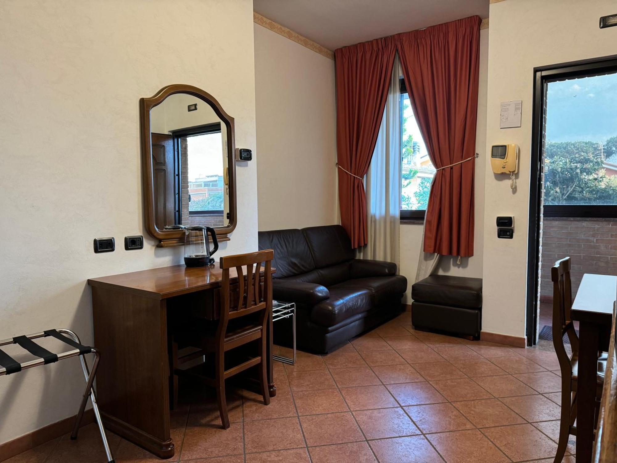 Hotel Euro House Airport 4*