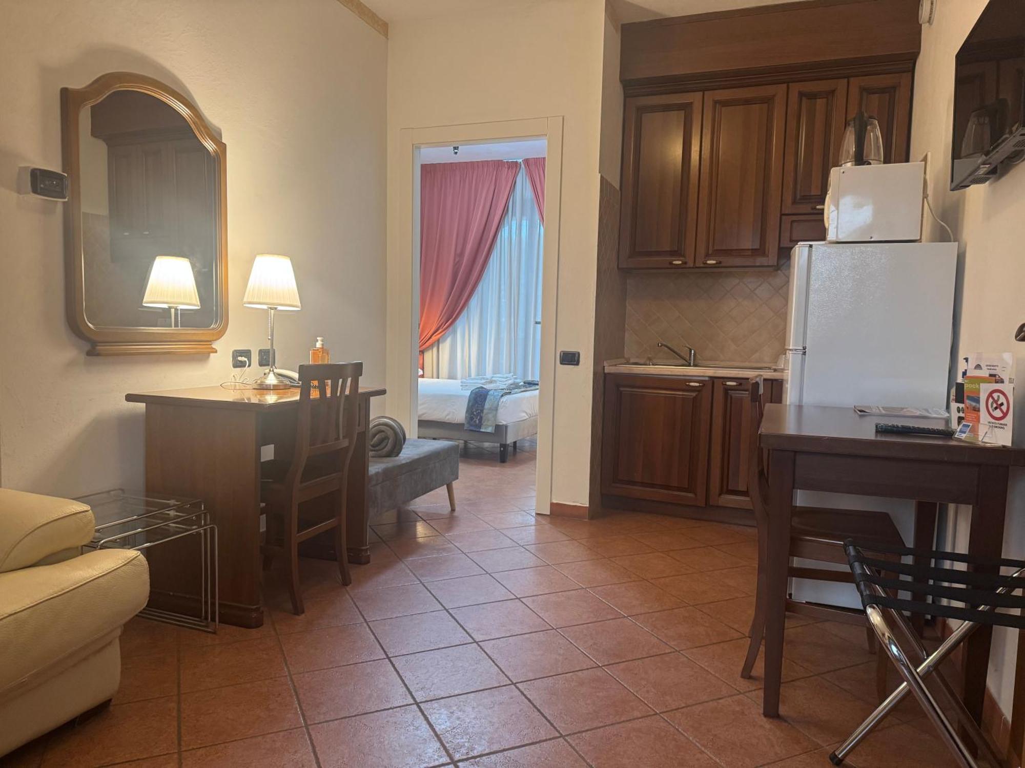 Euro House Airport Hotel 4*