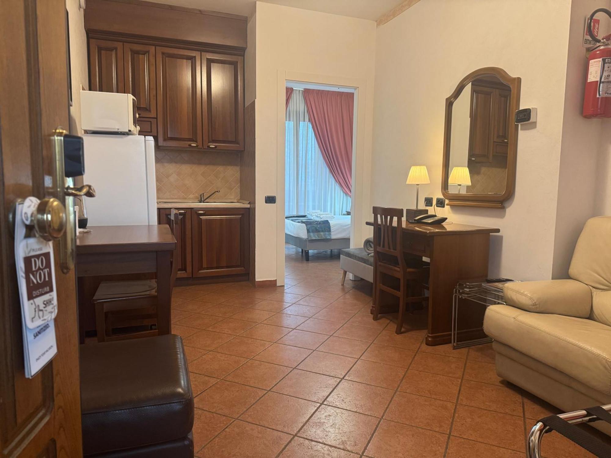 Hotel Euro House Airport 4*